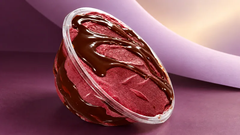 Açaí Gelatto em uma composição de estúdio roxa e envolvente.