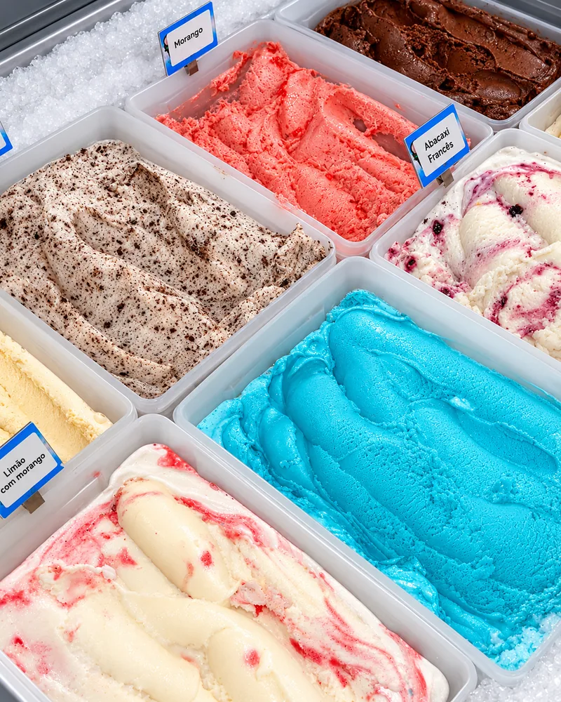 Buffet Gelatto com cubas abertas de sorvetes em diferentes cores e texturas.